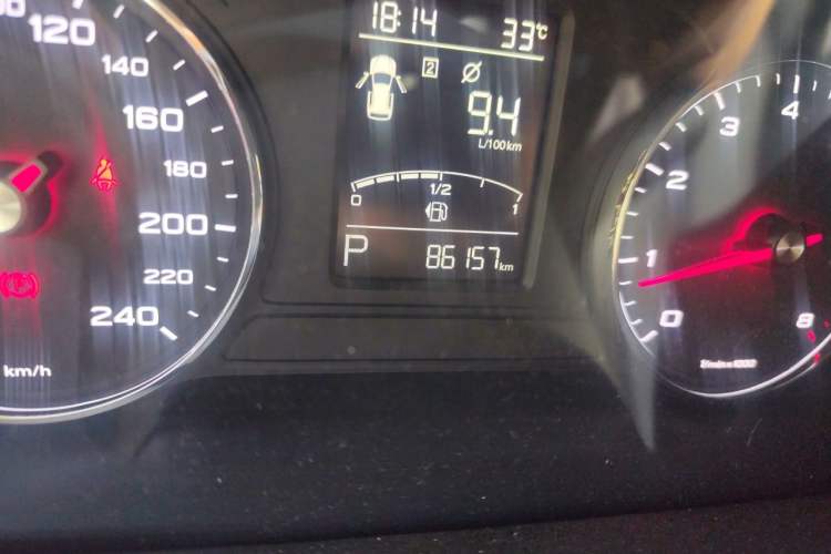 Used Roewe RX5 2016 20T Two-Wheel Drive Automatic Internet Smart Edition Odometer Close Up