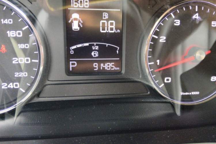 Used Roewe RX5 2016 20T Two-Wheel Drive Automatic Flagship Edition Odometer Close Up