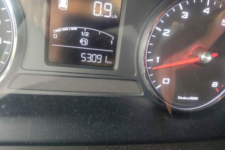 Used Roewe RX5 2016 20T Two-Wheel Drive Manual Transmission Internet Smart Edition Odometer Close Up
