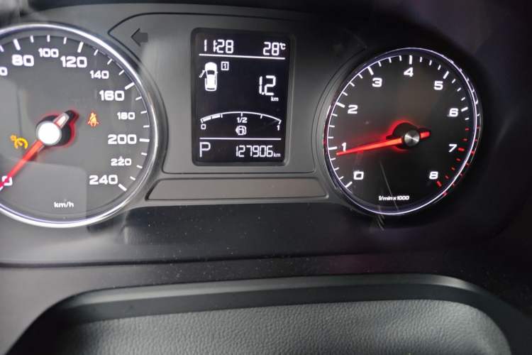 Used Roewe RX5 2016 20T Two-Wheel Drive Automatic Internet Smart Edition Odometer Close Up