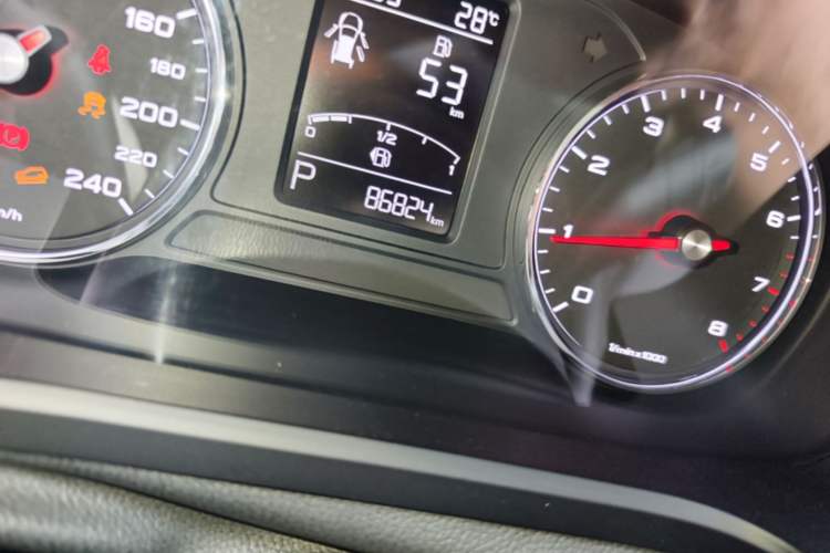 Used Roewe RX5 2016 20T Two-Wheel Drive Automatic Internet Smart Edition Odometer Close Up