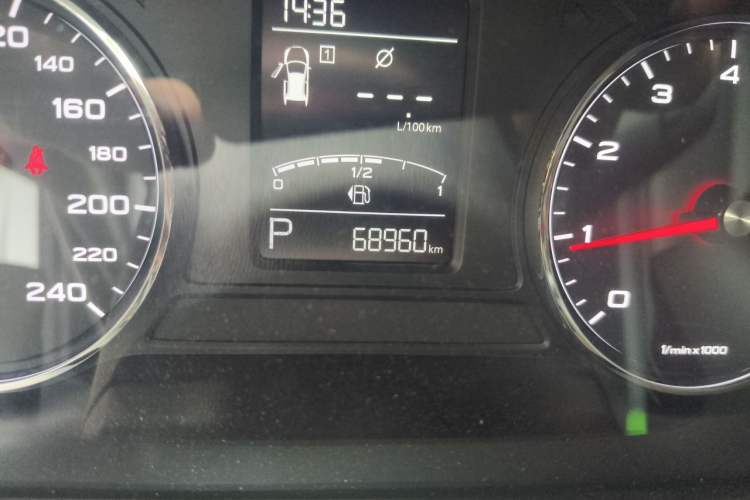 Used Roewe RX5 2016 20T Two-Wheel Drive Automatic Flagship Edition Odometer Close Up