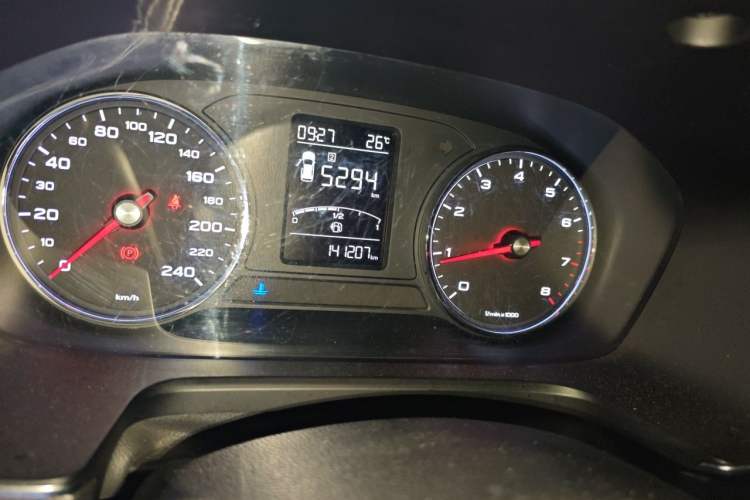 Used Roewe RX5 2016 20T Two-Wheel Drive Manual Transmission Internet Smart Edition Odometer Close Up
