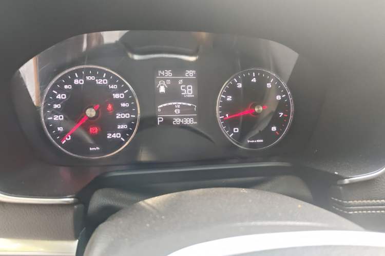 Used Roewe RX5 2016 20T Two-Wheel Drive Automatic Internet Smart Edition Odometer Close Up