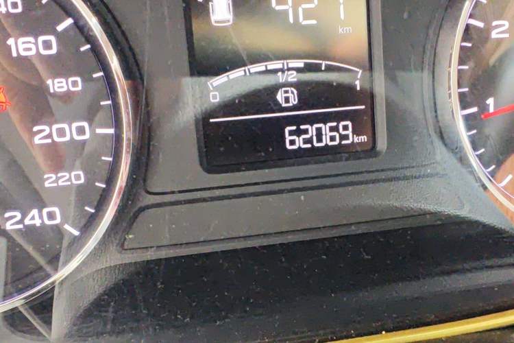 Used Roewe RX5 2016 20T Two-Wheel Drive Manual Flagship Edition Odometer Close Up