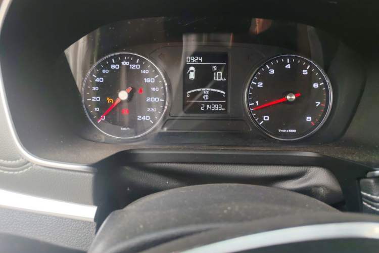 Used Roewe RX5 2016 Revised Version 20T Two-Wheel Drive Manual Transmission Luxury Edition Odometer Close Up