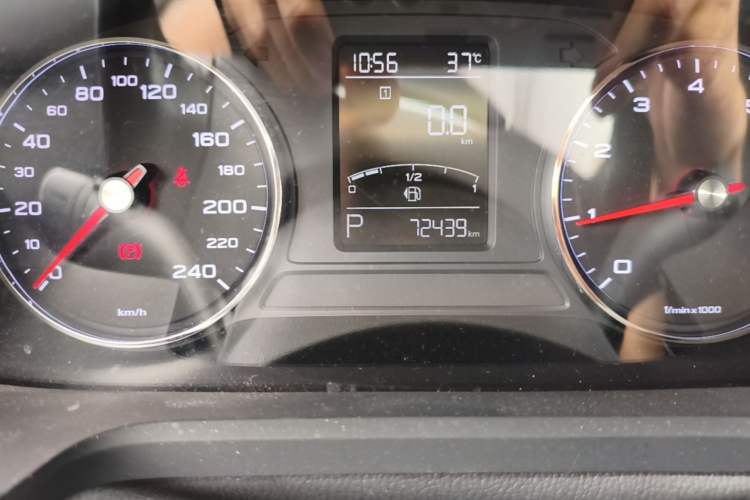 Used Roewe RX5 2016 20T Two-Wheel Drive Automatic Internet Smart Edition Odometer Close Up