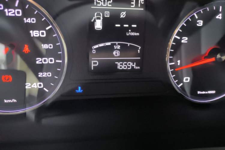 Used Roewe RX5 2016 20T Two-Wheel Drive Automatic Internet Smart Edition Odometer Close Up