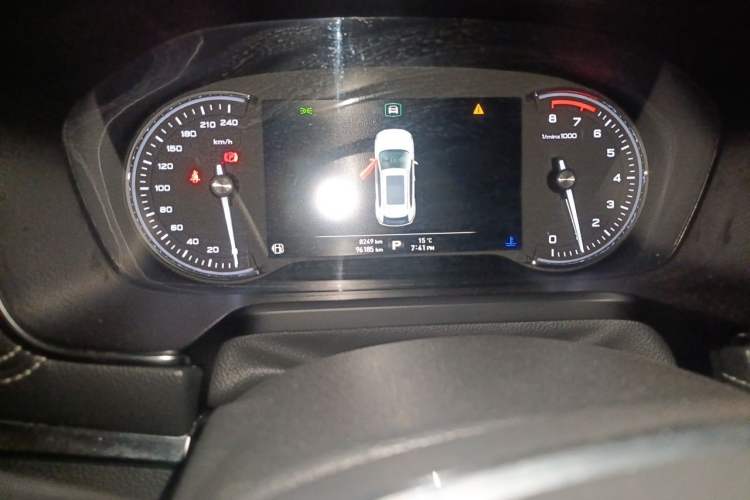 Used Roewe RX5 2016 30T Two-Wheel Drive Automatic Internet Smart Edition Odometer Close Up