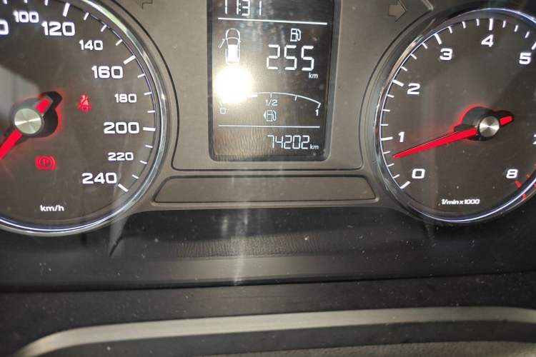 Used Roewe RX5 2016 Revised Version 20T Two-Wheel Drive Manual Transmission Luxury Edition Odometer Close Up