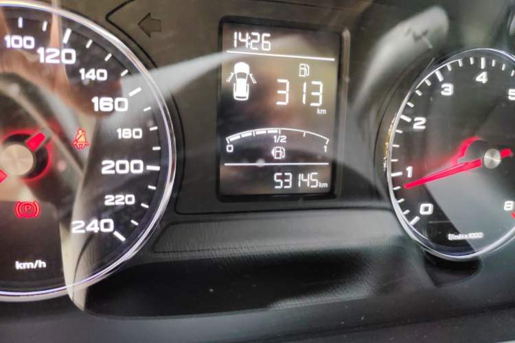 Used Roewe RX5 2016 20T Two-Wheel Drive Manual Flagship Edition Odometer Close Up