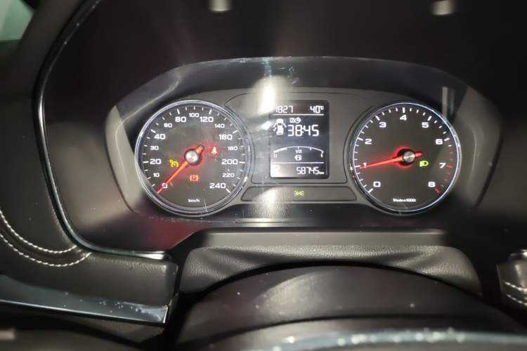Used Roewe RX5 2016 20T Two-Wheel Drive Automatic Flagship Edition Odometer Close Up