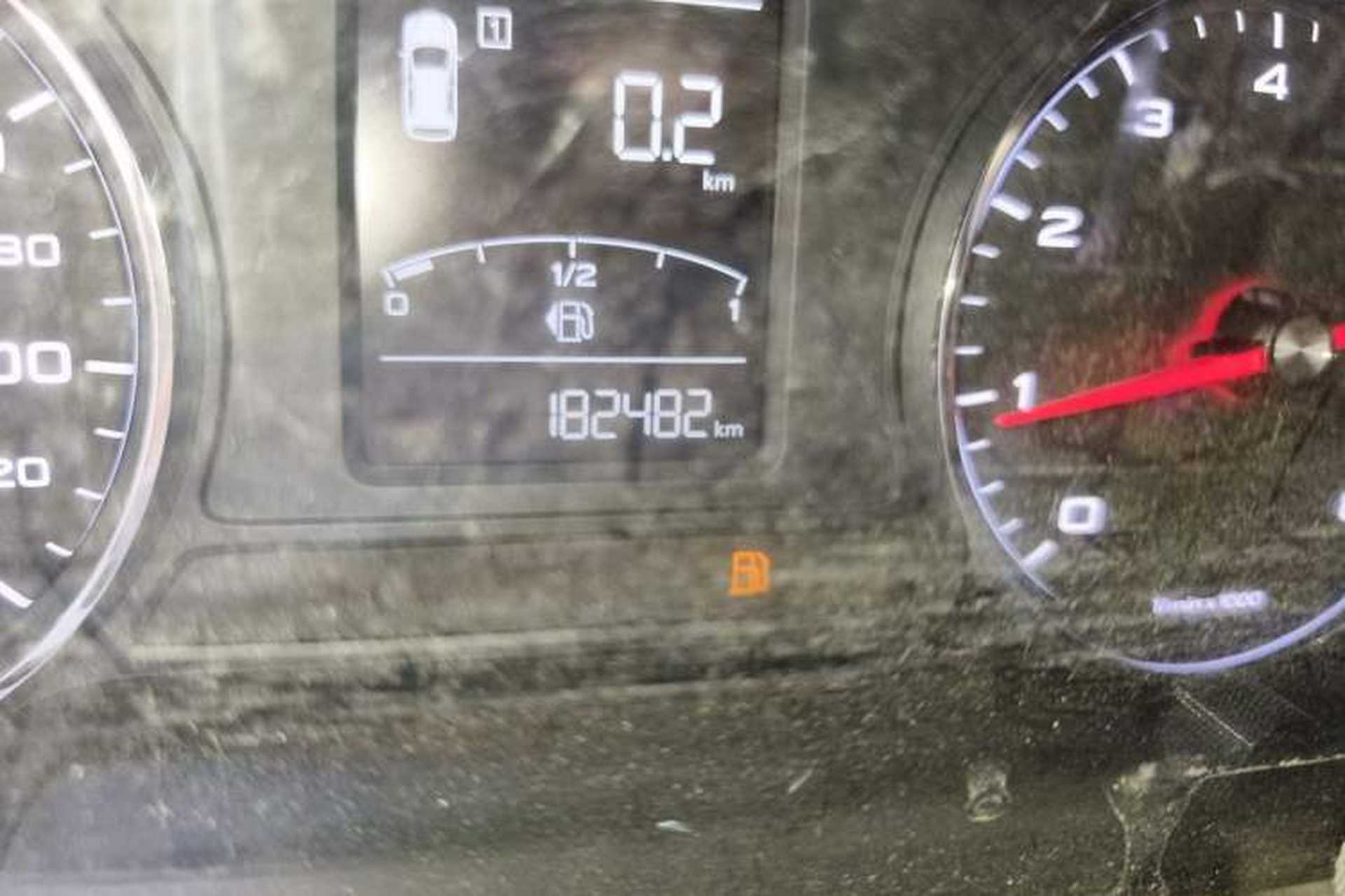 Used Roewe RX5 2016 20T Two-Wheel Drive Manual Flagship Edition Odometer Close Up