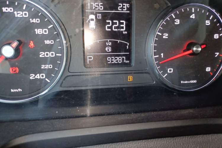 Used Roewe RX5 2016 20T Two-Wheel Drive Automatic Internet Smart Edition Odometer Close Up