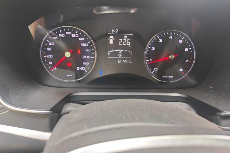 Used Roewe RX5 2016 20T Two-Wheel Drive Manual Flagship Edition Odometer Close Up