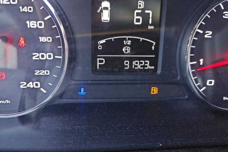 Used Roewe RX5 2016 20T Two-Wheel Drive Automatic Internet Smart Edition Odometer Close Up