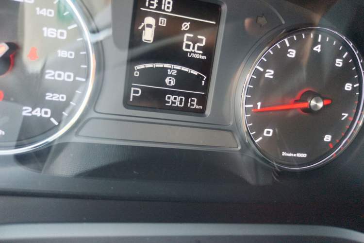 Used Roewe RX5 2016 20T Two-Wheel Drive Automatic Flagship Edition Odometer Close Up