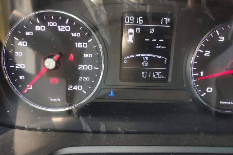 Used Roewe RX5 2016 20T Two-Wheel Drive Manual Transmission Internet Smart Edition Odometer Close Up