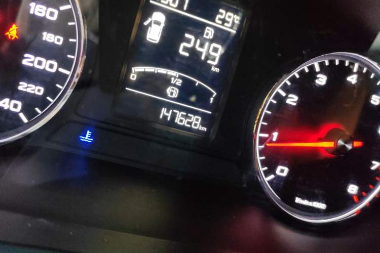 Used Roewe RX5 2016 20T Two-Wheel Drive Manual Transmission Internet Smart Edition Odometer Close Up