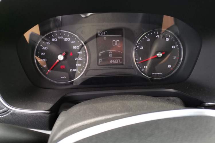 Used Roewe RX5 2016 20T Two-Wheel Drive Automatic Flagship Edition Odometer Close Up