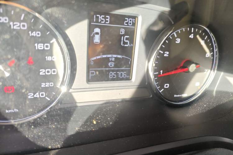 Used Roewe RX5 2016 20T Two-Wheel Drive Automatic Internet Smart Edition Odometer Close Up