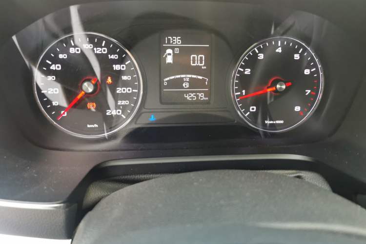 Used Roewe RX5 2016 20T Two-Wheel Drive Manual Flagship Edition Odometer Close Up