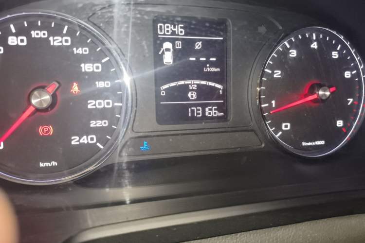 Used Roewe RX5 2016 20T Two-Wheel Drive Manual Flagship Edition Odometer Close Up