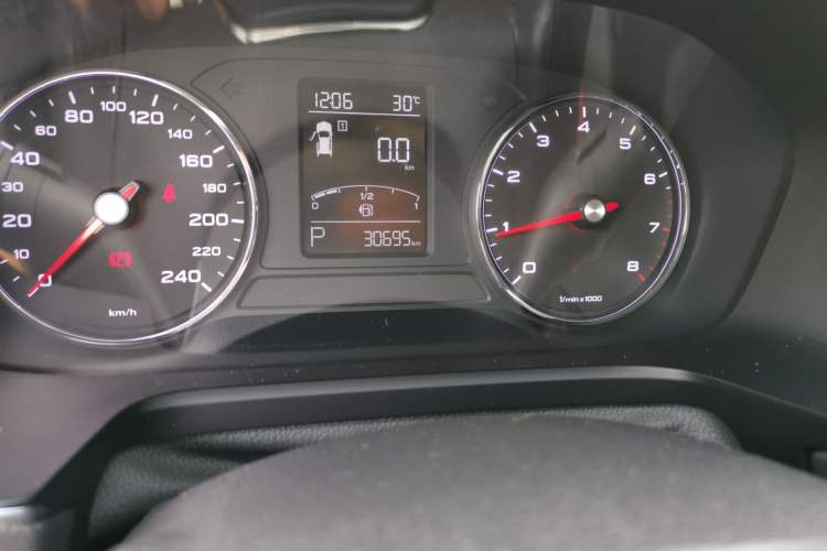 Used Roewe RX5 2016 20T Two-Wheel Drive Automatic Internet Smart Edition Odometer Close Up