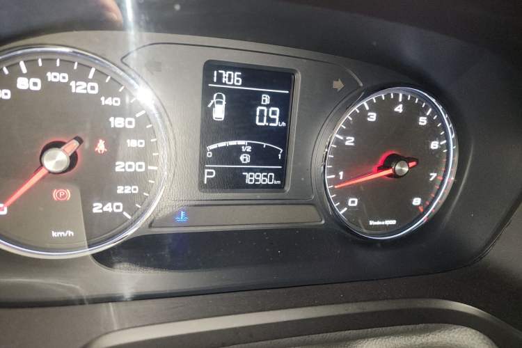 Used Roewe RX5 2016 20T Two-Wheel Drive Automatic Flagship Edition Odometer Close Up