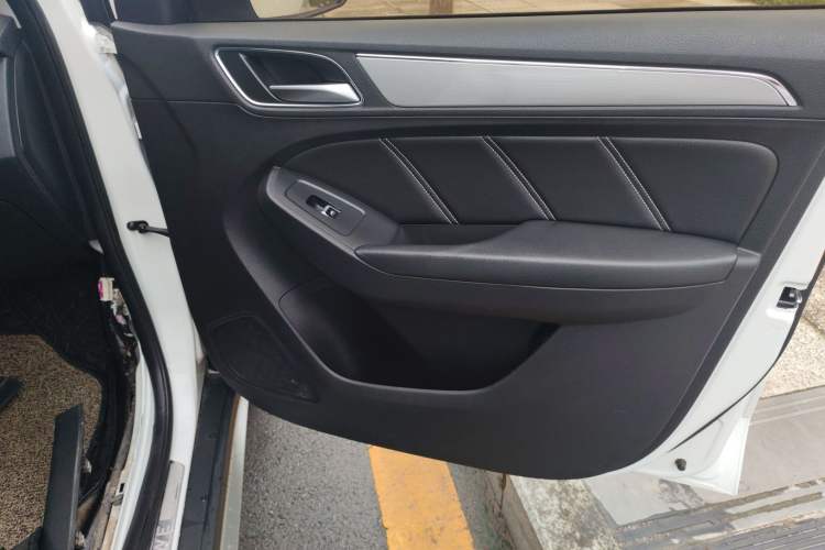 Used Roewe RX5 2016 20T Two-Wheel Drive Automatic Internet Smart Edition Right Front Door Interior