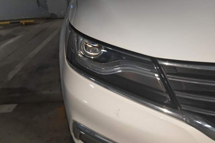 Used Roewe RX5 2016 20T Two-Wheel Drive Automatic Internet Smart Edition Right Front Headlight