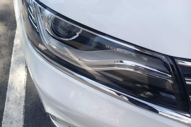 Used Roewe RX5 2016 20T Two-Wheel Drive Manual Transmission Internet Smart Edition Right Front Headlight