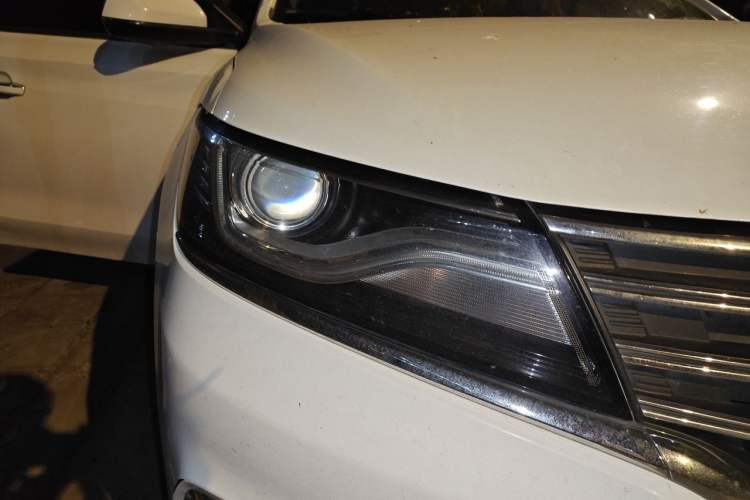 Used Roewe RX5 2016 20T Two-Wheel Drive Automatic Internet Smart Edition Right Front Headlight