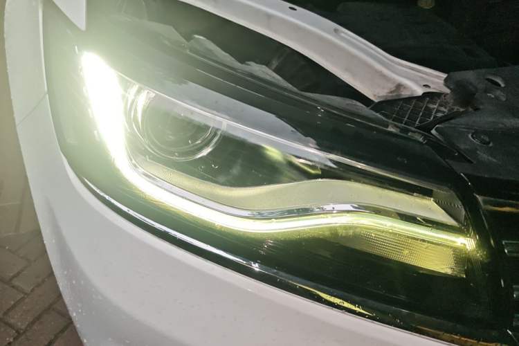 Used Roewe RX5 2016 20T Two-Wheel Drive Manual Transmission Internet Smart Edition Right Front Headlight