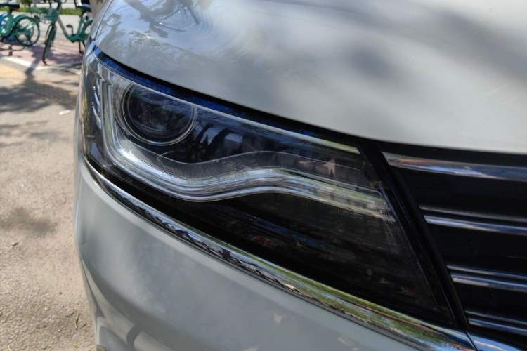 Used Roewe RX5 2016 20T Two-Wheel Drive Automatic Internet Smart Edition Right Front Headlight