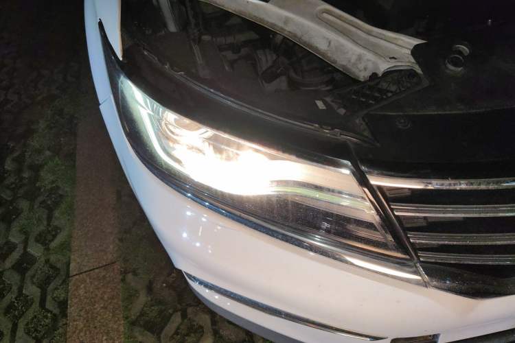 Used Roewe RX5 2016 20T Two-Wheel Drive Automatic Internet Smart Edition Right Front Headlight