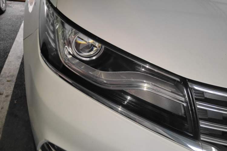 Used Roewe RX5 2016 20T Two-Wheel Drive Automatic Internet Smart Edition Right Front Headlight