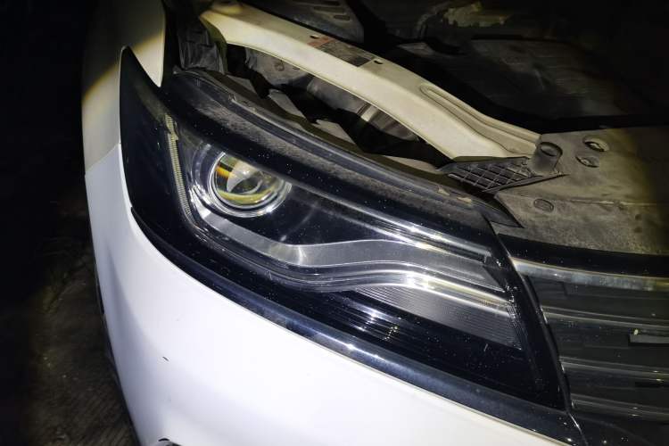 Used Roewe RX5 2016 20T Two-Wheel Drive Manual Flagship Edition Right Front Headlight