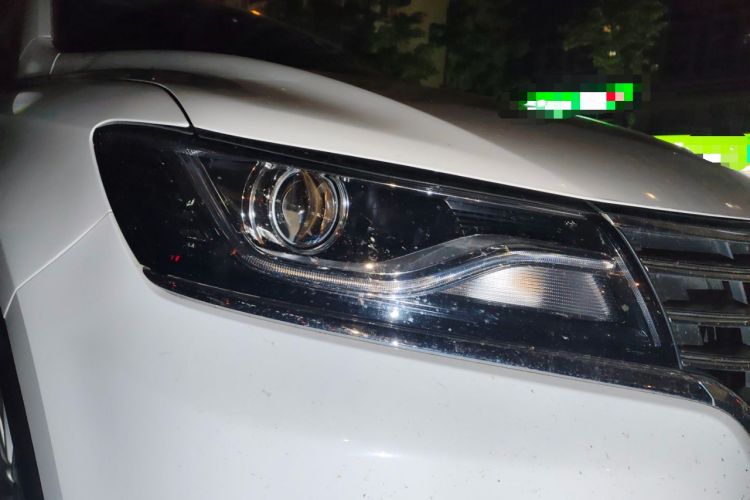 Used Roewe RX5 2016 20T Two-Wheel Drive Automatic Flagship Edition Right Front Headlight
