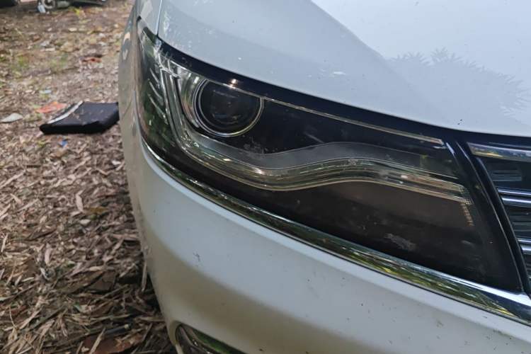 Used Roewe RX5 2016 20T Two-Wheel Drive Manual Flagship Edition Right Front Headlight