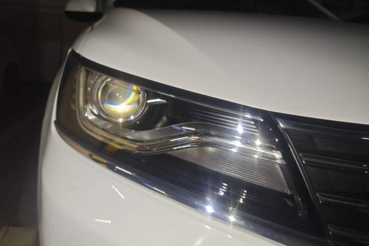 Used Roewe RX5 2016 20T Two-Wheel Drive Automatic Flagship Edition Right Front Headlight