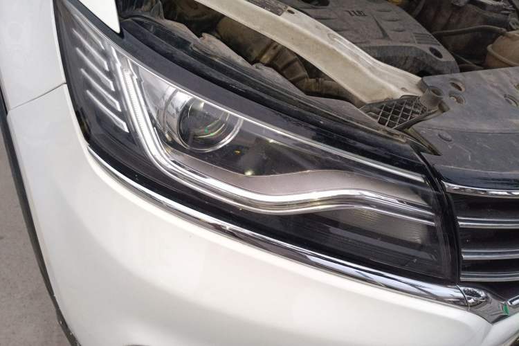 Used Roewe RX5 2016 Revised Version 20T Two-Wheel Drive Manual Transmission Luxury Edition Right Front Headlight