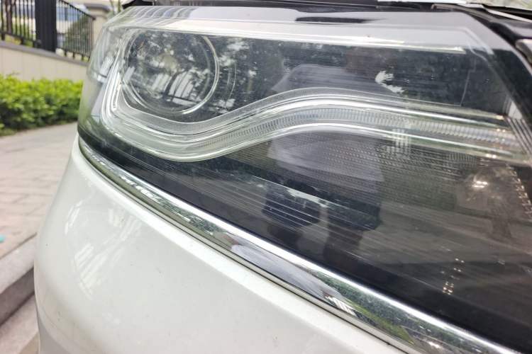 Used Roewe RX5 2016 20T Two-Wheel Drive Automatic Internet Smart Edition Right Front Headlight