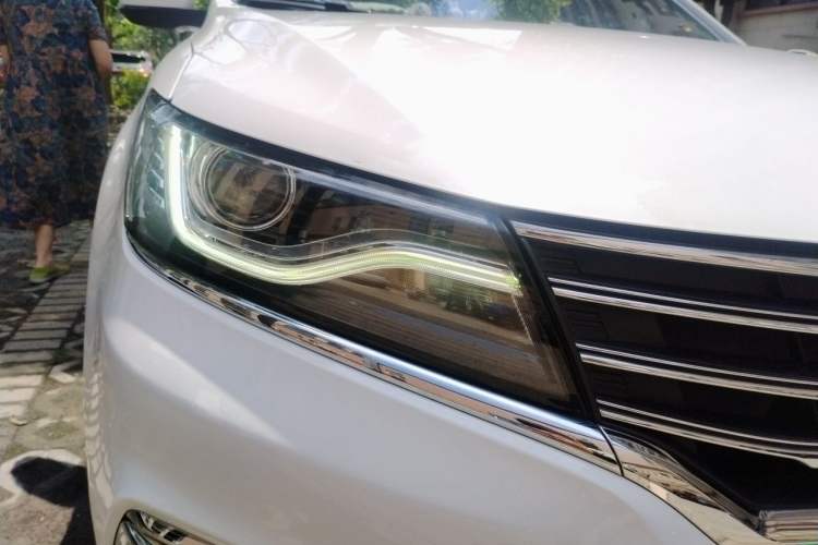 Used Roewe RX5 2016 20T Two-Wheel Drive Automatic Internet Smart Edition Right Front Headlight