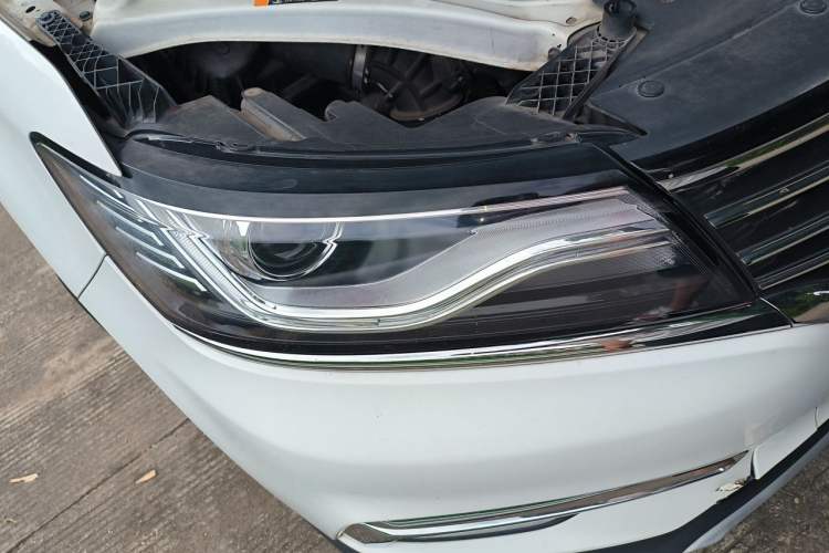 Used Roewe RX5 2016 20T Two-Wheel Drive Automatic Internet Smart Edition Right Front Headlight