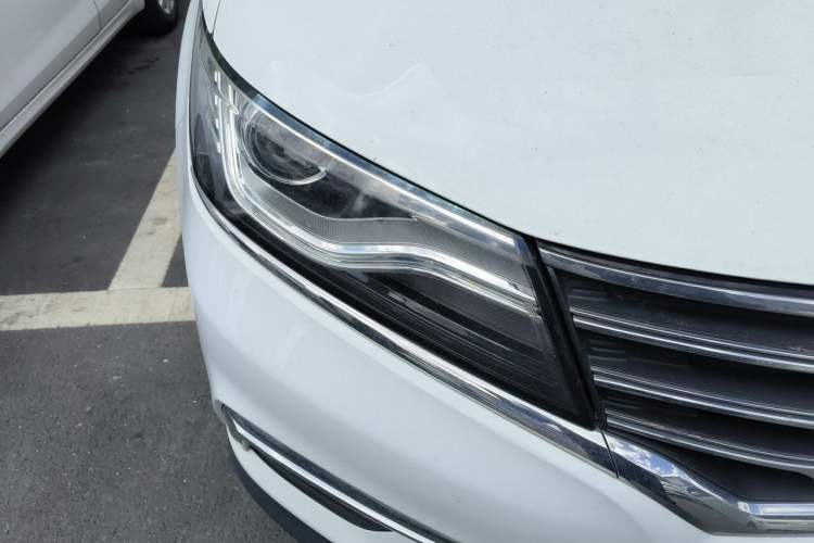 Used Roewe RX5 2016 20T Two-Wheel Drive Automatic Flagship Edition Right Front Headlight
