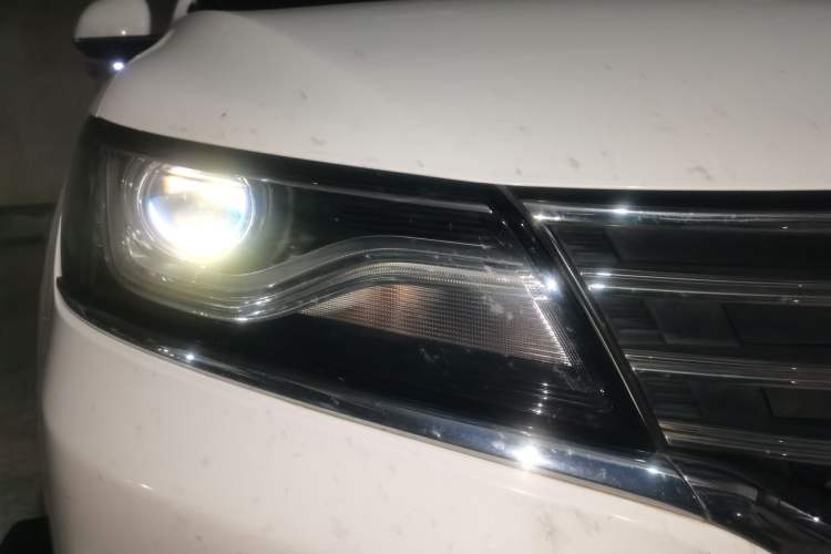 Used Roewe RX5 2016 20T Two-Wheel Drive Automatic Internet Smart Edition Right Front Headlight