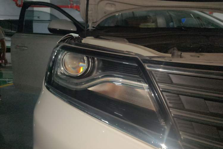 Used Roewe RX5 2016 20T Two-Wheel Drive Automatic Internet Smart Edition Right Front Headlight