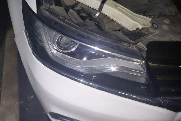 Used Roewe RX5 2016 20T Two-Wheel Drive Automatic Internet Smart Edition Right Front Headlight