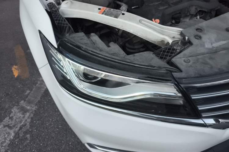 Used Roewe RX5 2016 20T Two-Wheel Drive Automatic Internet Smart Edition Right Front Headlight